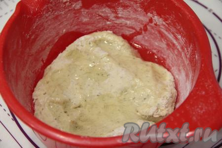После добавления каждой порции муки, тщательно её вмешивать в тесто.