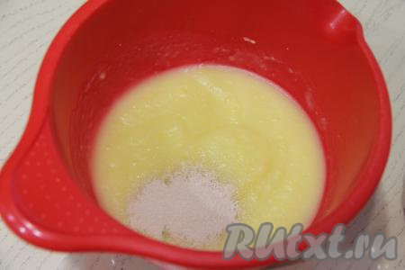 Размять толкушкой до получения жидкого пюре. Дождаться, пока пюре станет почти комнатной температуры, всыпать дрожжи и перемешать. Помните, дрожжи могут погибнуть при температуре выше 42 градусов.