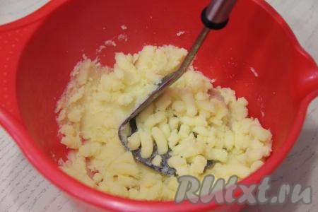 300 грамм отваренного картофеля выложить в миску и размять толкушкой.