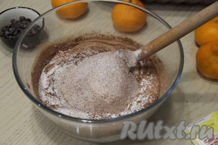 Перемешать лопаткой. Всыпать просеянную муку и корицу.