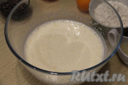 Миксером взбить яйца с сахаром в течение 5-7 минут (до пышного состояния).