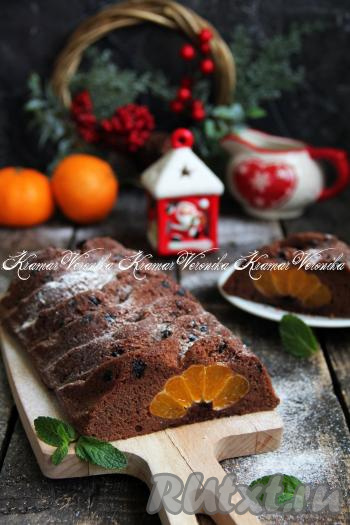 Нарезать ароматную, нежную выпечку на кусочки и подать к столу. А вот какой аппетитный разрез у нашего шоколадного кекса с мандаринами.