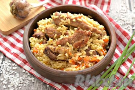 Плов со свиными рёбрышками получился очень вкусным и сытным, подаём его к столу в горячем виде. Угощайтесь!