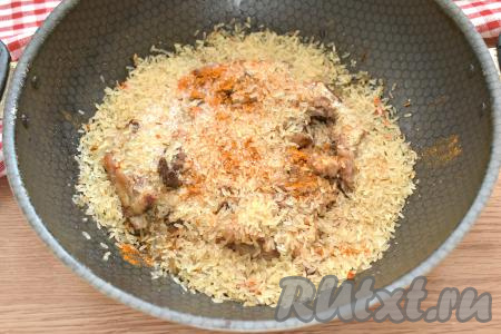 Солим, добавляем уже готовую приправу для плова (если такой приправы нет, то можно взять смесь молотых перцев, карри, зиру и барбарис).