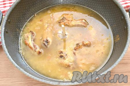 Заливаем рис с рёбрышками 2 стаканами тёплой кипячёной воды. В центр втыкаем предварительно хорошо промытую целую головку чеснока, даём воде закипеть, накрываем крышкой.