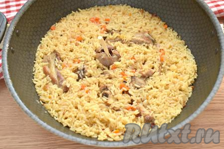 Готовим плов на небольшом огне 20-25 минут. Вода должна за это время выпариться.