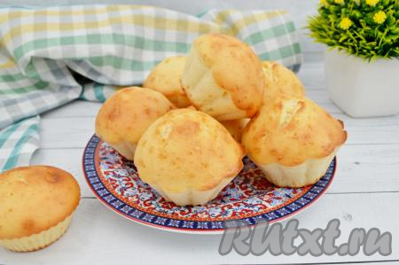 Достать готовую выпечку из духовки, остудить в течение 10 минут, а затем вынуть кексы из силиконовых формочек и можно подавать к столу. Из теста, замешанного на сметане, у меня получилось 10 кексов.