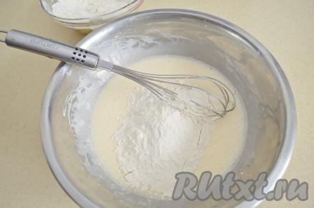 Постепенно начать вводить в тесто муку. Муки, возможно, понадобится чуть больше или меньше, чем указано в ингредиентах. Главное - ориентироваться на консистенцию замешиваемого теста для кексов.