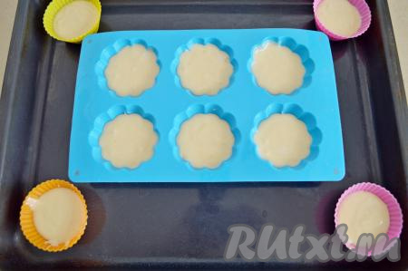 Разложить тесто по силиконовым формочками для кексов, заполняя их на 3/4 объёма. Я поставила формочки на противень.
