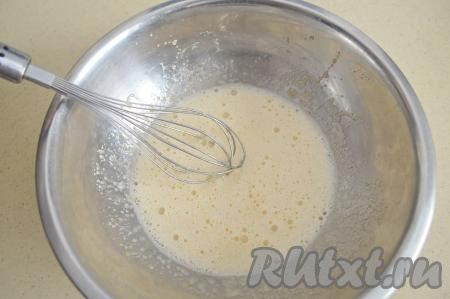 Интенсивно перемешивая венчиком (или миксером), взбить яйца с сахаром в течение 2-3 минут (до побеления).