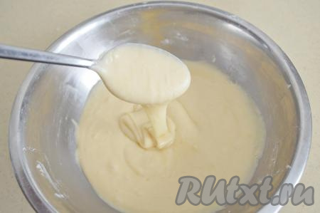 Замешанное тесто для приготовления сметанных кексов должно быть похожим на сметану средней густоты, оно должно не быстро стекать с ложки (как на фото). 