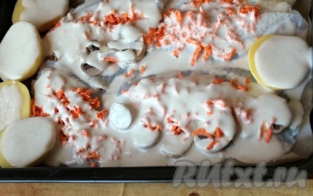 Залить кунжутным соусом.