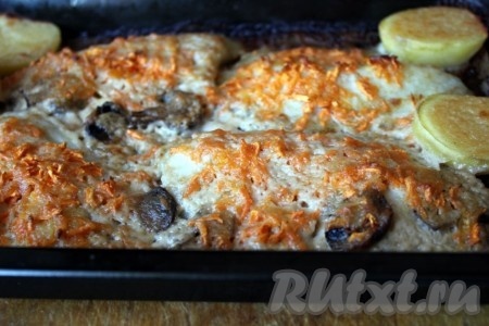 Запекать филе рыбы в разогретой духовке при 180-200 градусах около получаса.