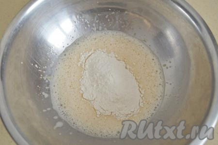 Перемешать яичную массу с молоком и всыпать муку. Муки, возможно, понадобится чуть больше или чуть меньше, тут лучше следить за консистенцией теста.