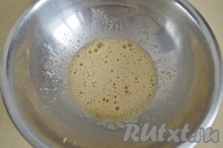 Интенсивно перемешивая венчиком, взбить яйцо с сахаром до побеления (взбиваем примерно 1-2 минуты).