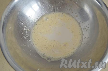 Затем влить молоко.