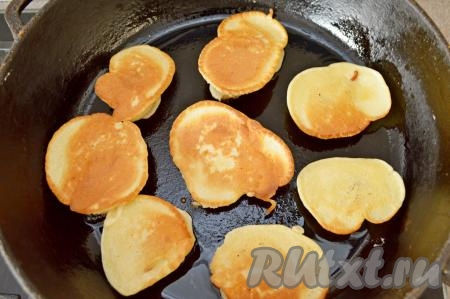 Затем аккуратно перевернуть бананы в тесте, накрыть крышкой и ещё потомить 2-3 минуты. Огонь выключить и дать наши бананам дойти до готовности в течение 5 минут.