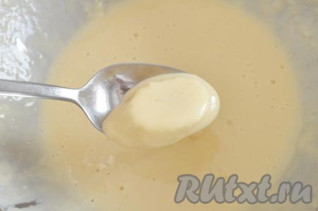 При помощи столовой ложки окунуть кусочек банана в тесто так, чтобы банан был полностью в тесте, которое должно хорошо держаться на поверхности фрукта.