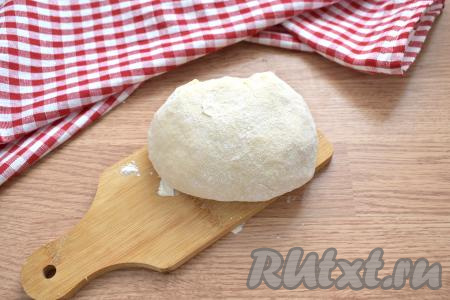 После того как тесто начнёт собираться в ком, перекладываем его на присыпанную мукой поверхность и хорошо вымешиваем. Тесто для мантов должно получиться&nbsp;эластичным, однородным и гладким, оно не должно прилипать к рукам. Получившееся тесто накрываем полотенцем и оставляем на столе минут на 20.