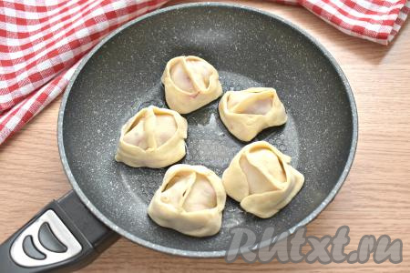 Сковороду смазываем растительным маслом. Выкладываем на сковороду манты в один слой, оставляя между ними немного пространства, так как во время готовки они увеличатся в размере. У меня на среднюю сковороду уместилось 5 штук, остальные манты я отправила в морозилку.