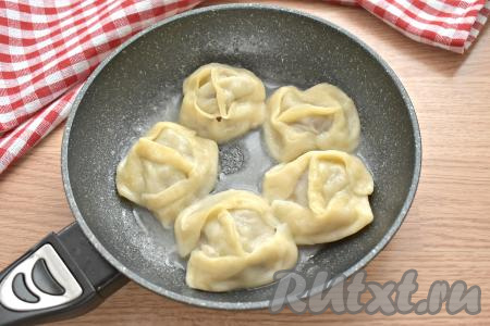 Манты, приготовленные в сковороде, без мантоварки, получились очень вкусными и сочными. 