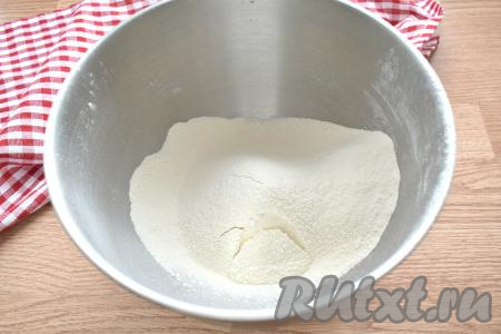 В миску просеиваем пшеничную муку.&nbsp;