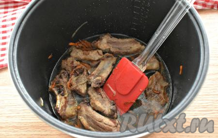 Затем включаем режим "Тушение". &nbsp;Время устанавливаем на 1 час 20 минут. К рёбрышкам с овощами вливаем примерно 200 миллилитров горячей кипячёной воды, солим и перчим. Можно добавить свои любимые специи или приправы, закрываем крышку мультиварки. Тушим свиные рёбрышки 30 минут.