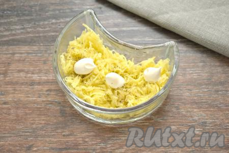 Предварительно отвариваем в кожуре картошку и морковку до готовности (варим минут 20-25 после закипания воды), затем воду, в которой варились овощи, сливаем. Даём картофелю и моркови остыть. Яйца варим 10 минут с момента закипания воды, после этого заливаем их ледяной водой, даём остыть и очищаем. Картошку и морковь очищаем непосредственно перед формированием салата. Выкладывается салат "Лисья шубка" слоями. Формировать его можно с помощью сервировочного кольца или в салатнике (как это сделала я). Первым слоем равномерно выкладываем картофель, натёртый на крупной тёрке, немного солим его, перчим и смазываем майонезом.