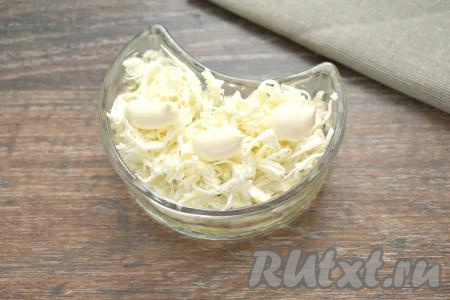 Плавленый сыр натираем на крупной тёрке (для того чтобы сыр хорошо натирался, его можно предварительно минут на 10 поместить в морозилку), выкладываем поверх слоя лука, смазываем майонезом.