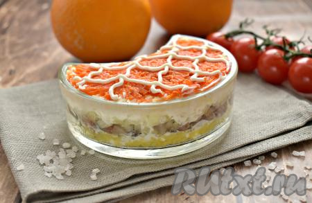 Вкусный, яркий, сочный слоёный салат "Лисья шубка", приготовленный с селёдкой, станет украшением праздничного стола. Несмотря на отсутствие грибов, блюдо получается достаточно сытным.