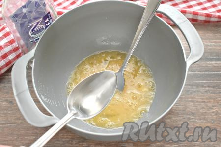 В яичную смесь вливаем холодную водку, снова перемешиваем.