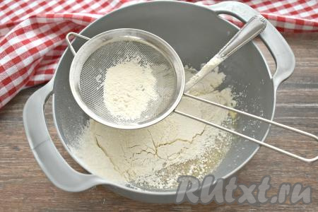 Просеянную муку добавляем в яичную смесь в 3-4 захода, каждый раз тщательно вмешивая муку в тесто для хвороста.