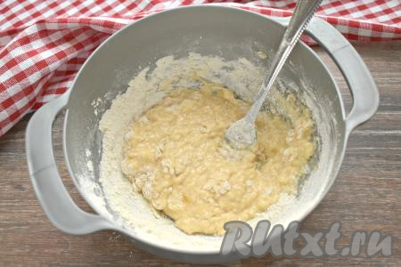 Когда ингредиенты соберутся в комок, продолжаем замешивать тесто уже на столе, подсыпая по мере необходимости муку.