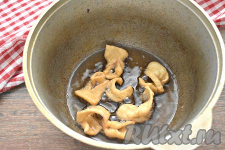 В казан (или в кастрюлю с толстым дном) наливаем растительное масло и на среднем огне хорошо его разогреваем. Чтобы проверить готовность масла для жарки хвороста, окуните в него деревянную шпажку. Если вокруг шпажки образовались сразу пузырьки, значит масло разогрелось оптимально. Аккуратно, чтобы не обжечься, выкладываем в масло несколько заготовок хвороста (в один слой). Хворост сразу увеличится в размере. Жарим на среднем огне приблизительно 30 секунд, затем с помощью двух вилок переворачиваем и жарим с другой стороны ещё 20-30 секунд.