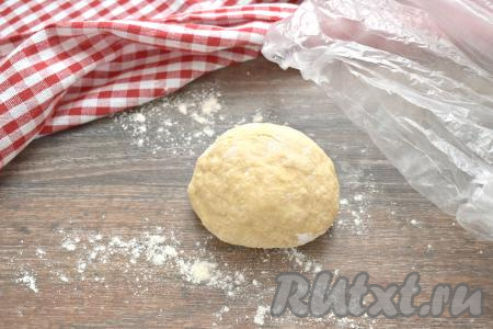 Муки, в зависимости от размера яиц и качества самой муки, для замешивания теста для хвороста может потребоваться немного больше или меньше. Главное - ориентироваться на структуру замешиваемого теста, которое должно получиться в меру упругим, не прилипать к ладоням. Тесто для хвороста кладём в целлофановый пакет и оставляем минут на 20 при комнатной температуре. Тесто спустя это время станет более мягким и эластичным.