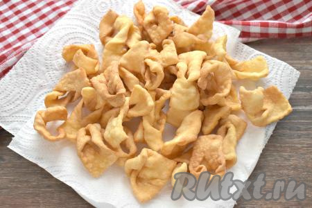 Готовый хворост аккуратно достаём и для удаления масла выкладываем на бумажные салфетки.