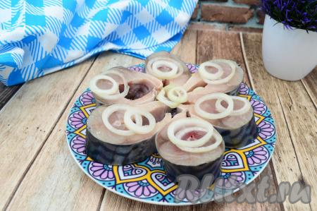 Спустя два часа очень вкусную, нежнейшую малосольную скумбрию уже можно подавать к столу. Если вы оставите рыбку в рассоле более, чем на 2-2,5 часа, она будет становиться всё более солёной. Поэтому, чтобы скумбрия оставалась малосольной, после двухчасового просаливания достаньте её из рассола, переложите в пластиковый контейнер или стеклянную тару, закройте крышку и отправьте в холодильник до момента подачи к столу.