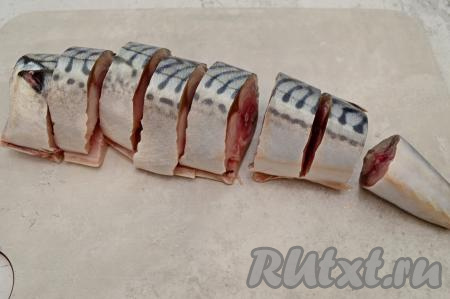 Разрезать скумбрию острым ножом на кусочки толщиной 2,5-3 сантиметра.