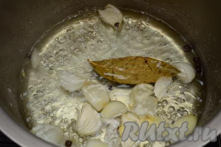 Влить в кастрюлю половину литра воды, перемешать и поставить на огонь, после закипания рассола уменьшить огонь. Проварить рассол минут 5, периодически перемешивая. В процессе варки соль полностью растворится.