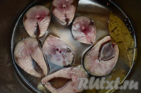 Рассол снять с огня, накрыть крышкой и остудить до комнатной температуры. В остывший рассол выложить кусочки скумбрии в один слой (рыбка должна быть полностью покрыта рассолом). Накрыть кастрюлю с рыбой в рассоле крышкой и поставить в холодильник на 2 часа. Через 2 часа можно снимать пробу. Если вам покажется, что рыбка недостаточно просолилась, то подержите её в рассоле ещё 30 минут.