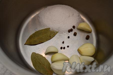 Для приготовления рассола в кастрюлю насыпать соль, добавить чёрный и душистый перцы, а также очищенную среднюю луковицу, разрезанную на 4-6 частей (я взяла 2 маленьких луковицы и разрезала каждую на 4 части) и лавровые листья.