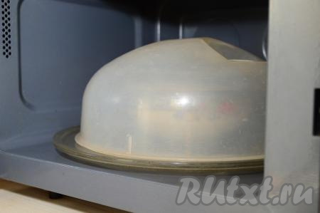 Сверху накрыть её специальной крышкой для микроволновок. Если таковой нет, тогда можно просто накрыть миску сверху подходящей тарелкой. Выставить на микроволновке максимальную мощность (у меня - 800 Ватт) и время - 2 минуты (если молоко у вас комнатной температуры, тогда поставьте в микроволновку на 1 минуту).