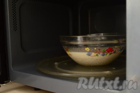 Поставить миску в микроволновку.