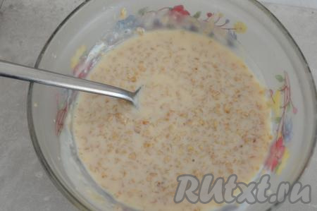 Затем отправить посуду в микроволновку ещё на 1 минуту, не забыв накрыть крышкой. По прошествии времени достать аккуратно миску, посуда будет уже горячей. Перемешать кашу и отправить ещё на 1 минуту.