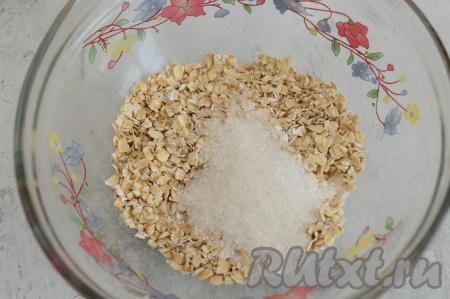 Овсяные хлопья всыпать в глубокую миску, которая подходит для приготовления в микроволновой печи. Напомню, что в микроволновке нельзя использовать металлическую посуду и посуду с блестящими вставками декора. К овсянке выложить сахар и перемешать.