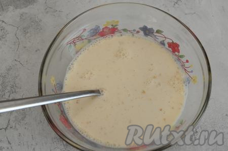 К овсяным хлопьям с сахаром влить молоко и перемешать. Я добавляю молоко холодное, прямо из холодильника.