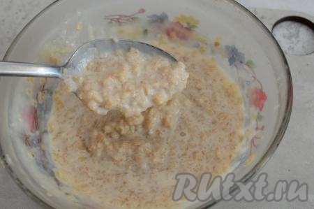 Всего на приготовление овсяной каши потребуется 3-4 минуты, в зависимости от того, использовали вы холодное молоко или молоко комнатной температуры. Теперь следует убедиться, что каша готова. Если вам покажется, что она ещё не готова, тогда дальше уже варите кашу в микроволновке, выставляя таймер на 30 секунд. В зависимости от производителя овсяных хлопьев, вам может потребоваться суммарно до 5-7 минут. Полностью готовая овсяная каша будет медленно стекать с ложки (важно учитывать, что в дальнейшем, в процессе остывания, она станет ещё более густой). В этот раз я варила овсянку на молоке в микроволновке 4,5 минуты.