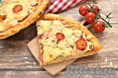 Пицца с копчёной колбасой и солёными огурцами
