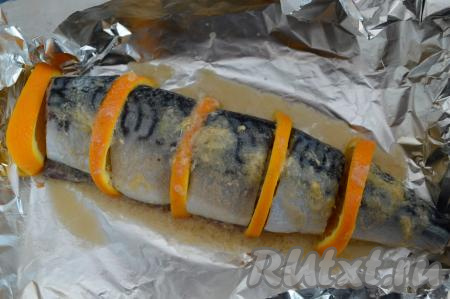 Сверху скумбрию полить оставшимся апельсиновым соком, в котором рыбка мариновалась.