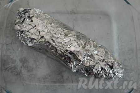 Завернуть скумбрию с апельсинами полностью в фольгу и отправить запекаться в разогретую до 180 градусов духовку на 30-35 минут.